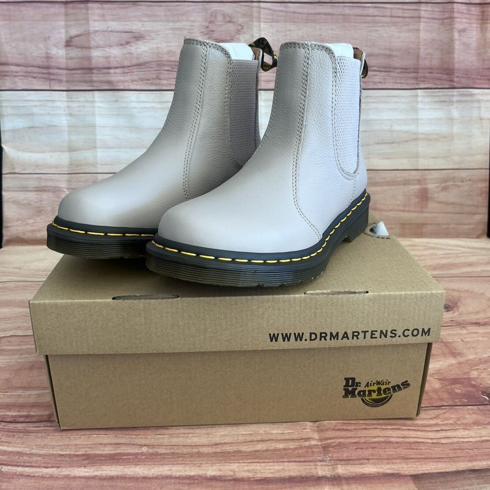 Dr Martens 2976 Chelsea Boot Womens Size 6 Vintage Taupe New